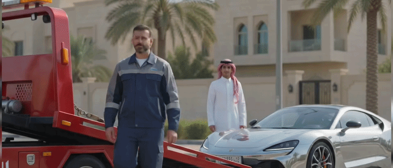 سطحة هيدروليكية تابعة لموقع جت سرویس لخدمات شحن ونقل السيارات الرياض وجدة أمام منزل عميل سعودي.